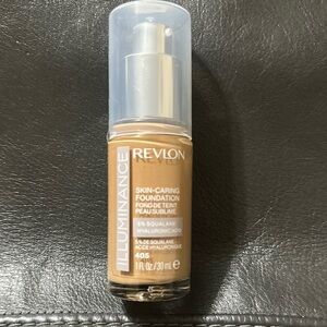 Revlon Tan Foundation Liquid Pump Natural Finish